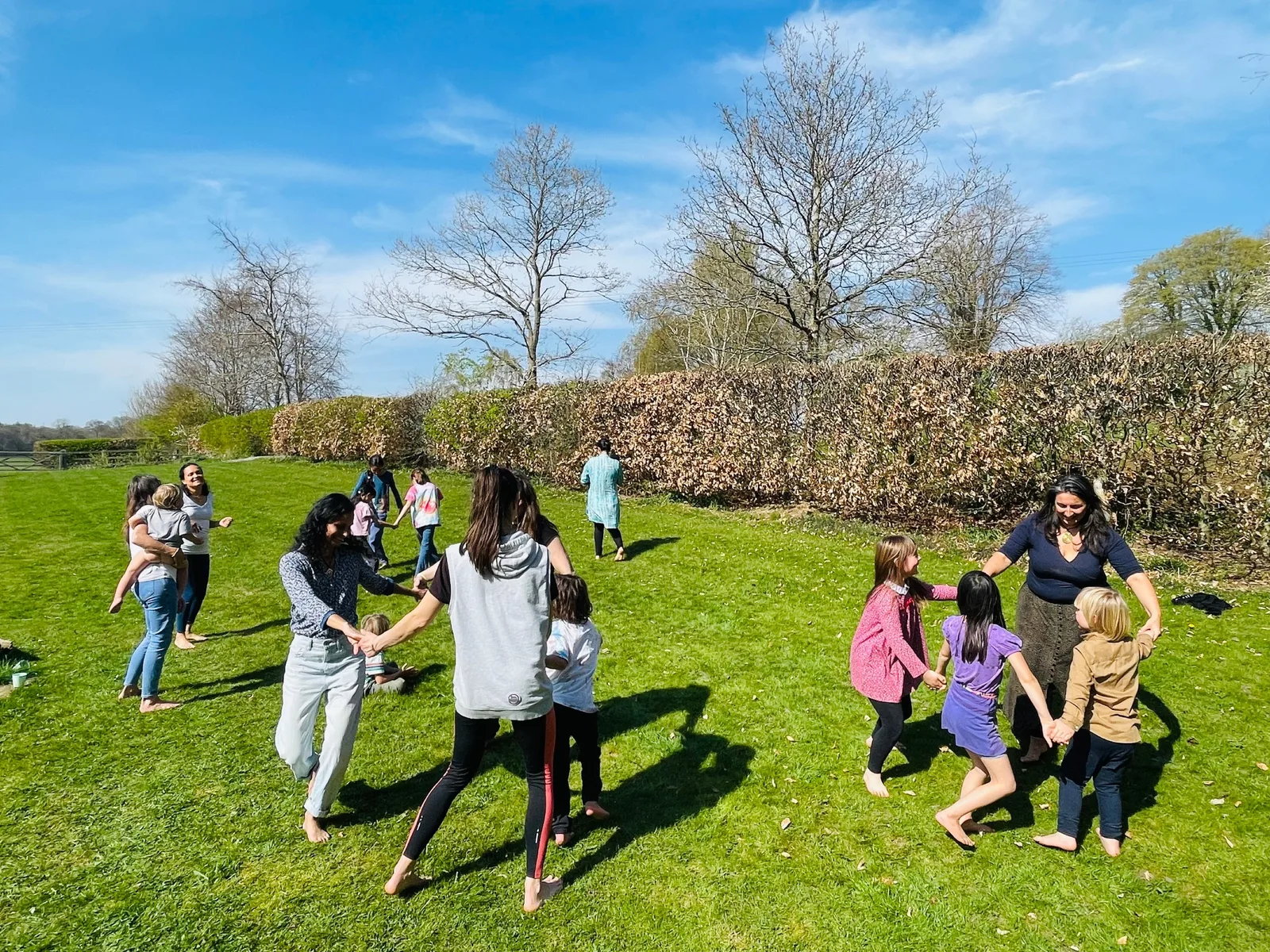 enfants et adultes dansant ensemble en cercle